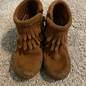 Minnetonka toddler size 8  moccasins  GUC